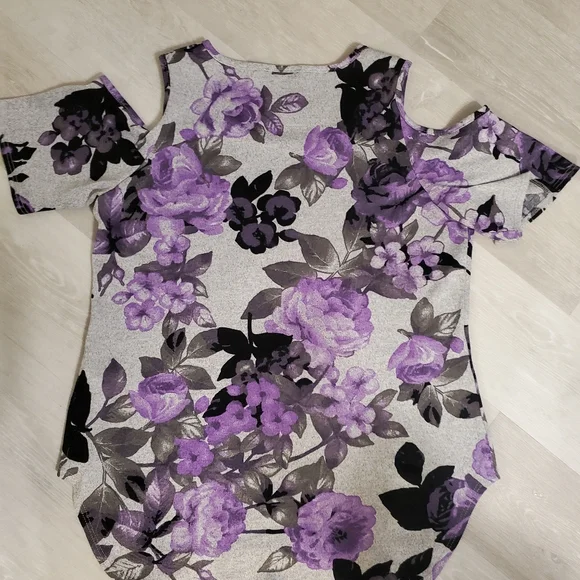 2/$15**Floral open shoulder top - Picture 2 of 4